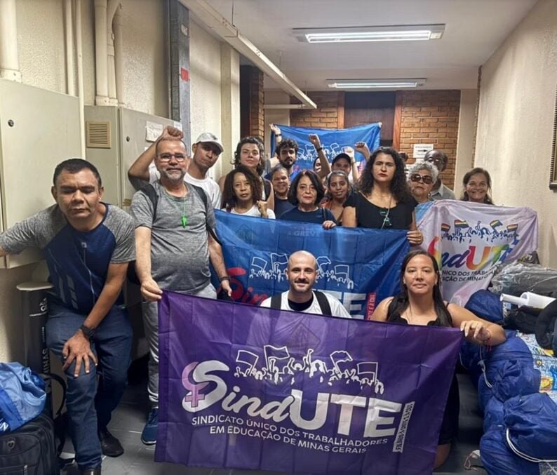 Trabalhadores ocupam sedes regionais da Educação e pressionam por suspensão de Leilões de escolas e revisão do reajuste salarial em Minas