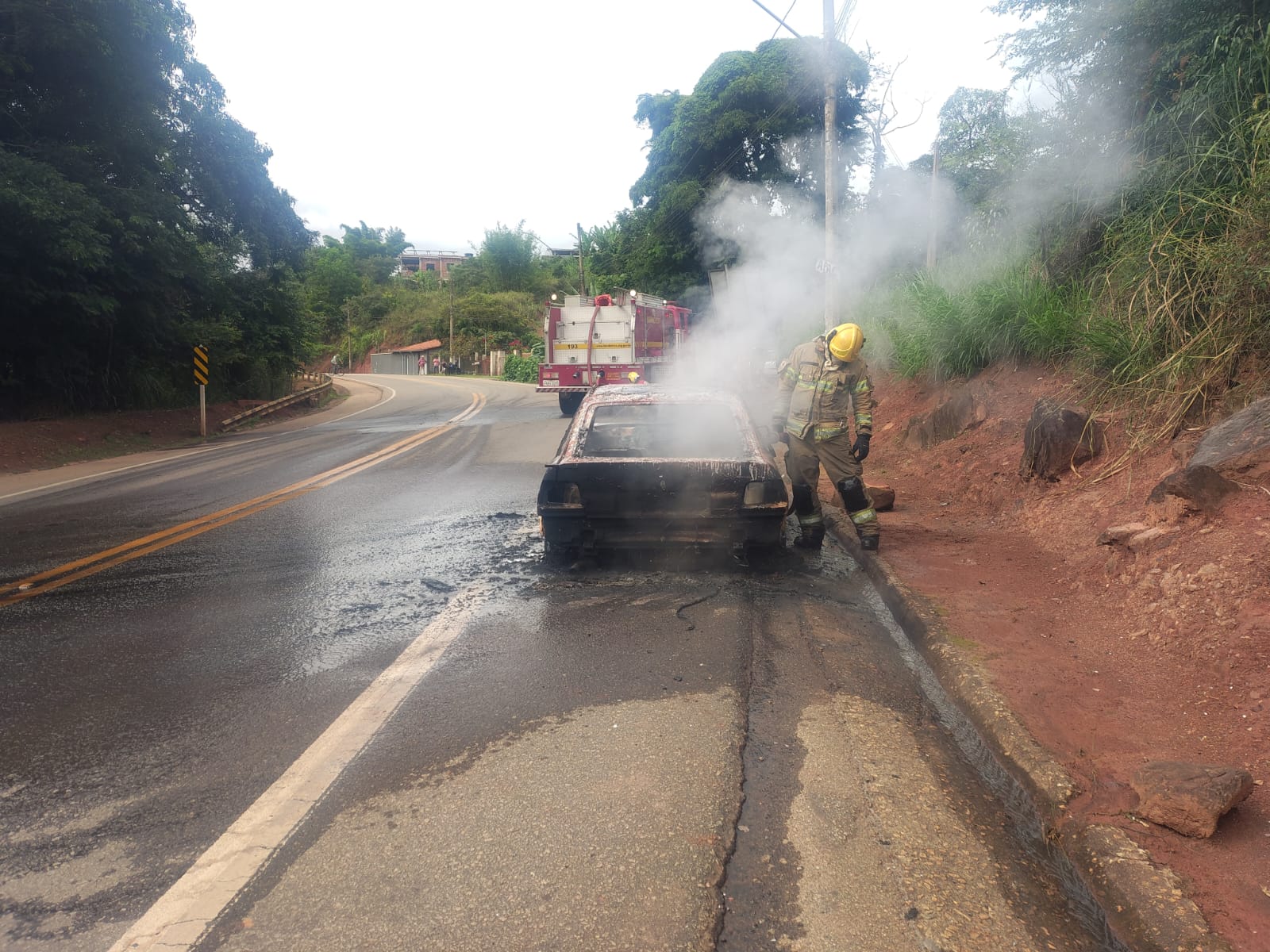 Carro pega fogo após pane mecânica na MG-123, em Rio Piracicaba