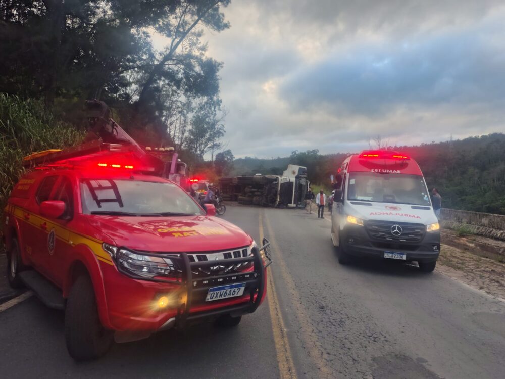 Carreta tomba, deixa motorista preso às ferragens e interdita BR-262 e BR-381 em João Monlevade