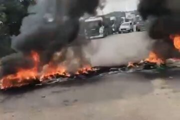 Manifestantes incendeiam pneus e fecham MG-129 durante protesto após agressão em escola de Itabira