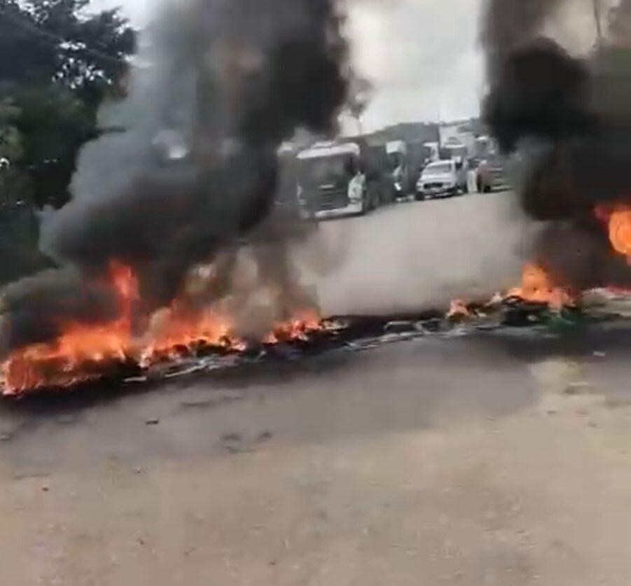 Manifestantes incendeiam pneus e fecham MG-129 durante protesto após agressão em escola de Itabira