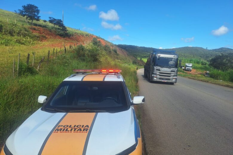Motociclista fica ferido após bater na traseira de caminhão na MG-129, em Itabira