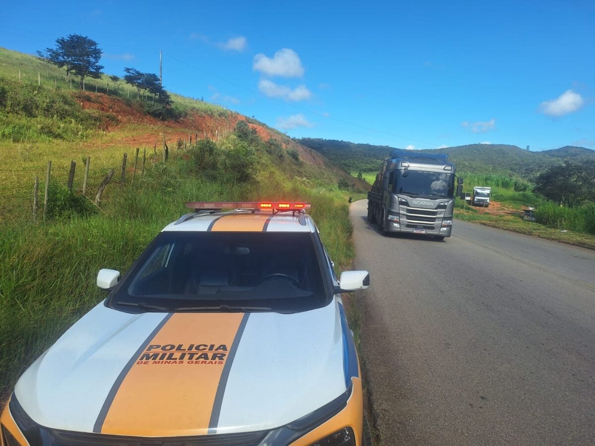 Motociclista fica ferido após bater na traseira de caminhão na MG-129, em Itabira