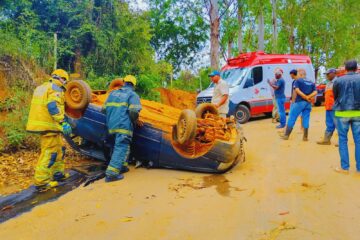 Capotamento deixa quatro feridos em estrada rural de Itabira; uma vítima teve fratura no tornozelo