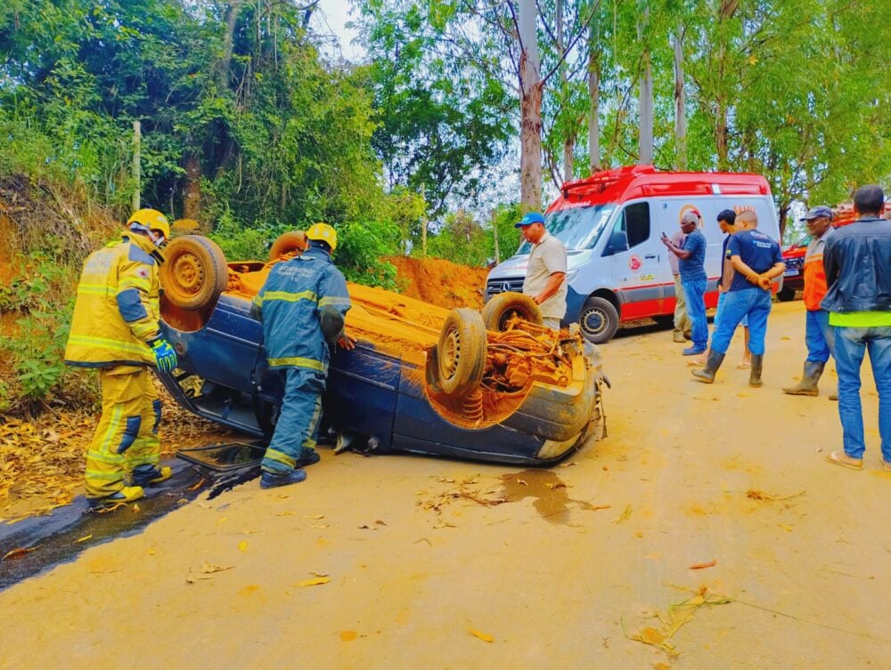 Capotamento deixa quatro feridos em estrada rural de Itabira; uma vítima teve fratura no tornozelo