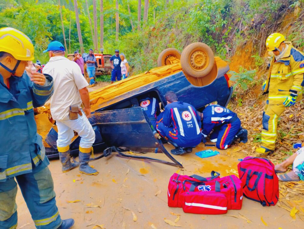 Capotamento deixa quatro feridos em estrada rural de Itabira; uma vítima teve fratura no tornozelo