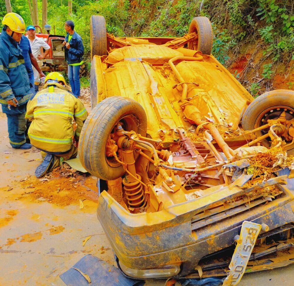 Capotamento deixa quatro feridos em estrada rural de Itabira; uma vítima teve fratura no tornozelo