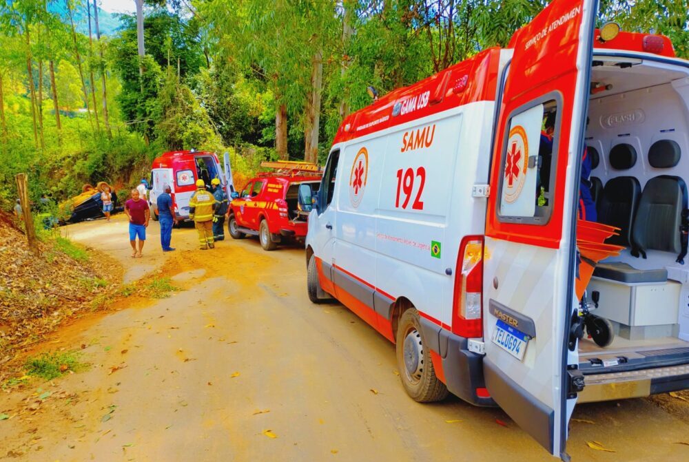 Capotamento deixa quatro feridos em estrada rural de Itabira; uma vítima teve fratura no tornozelo