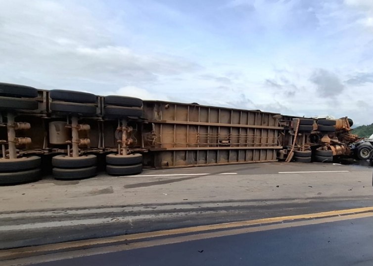 Bois na pista e colisão entre caminhões causam caos na BR-381