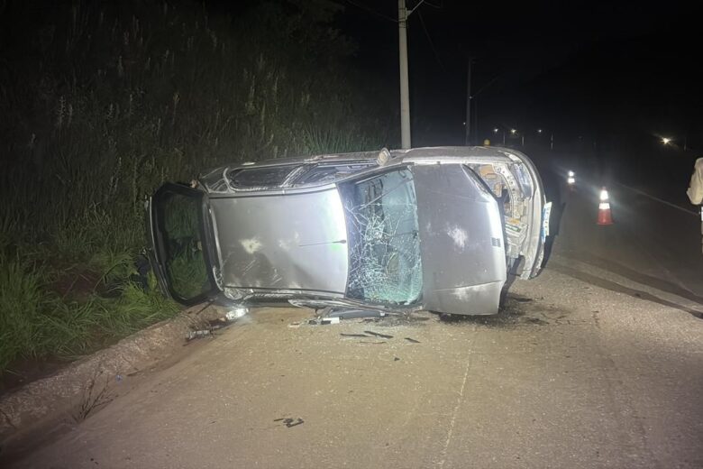 Motorista perde controle e carro capota na MG-129