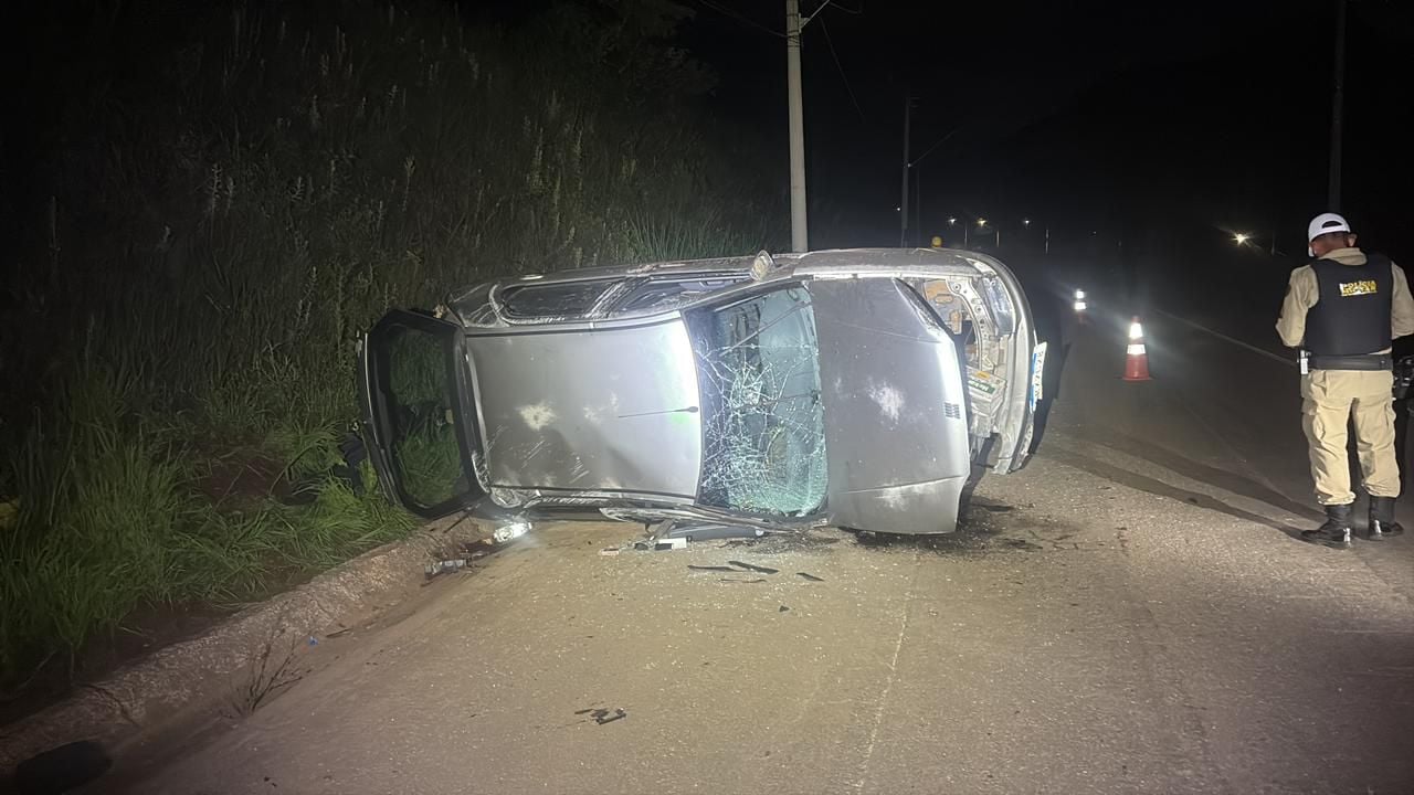 Motorista perde controle e carro capota na MG-129