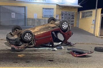 Motorista foge após avançar parada obrigatória e provocar capotamento em João Monlevade