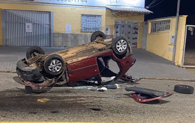 Motorista foge após avançar parada obrigatória e provocar capotamento em João Monlevade
