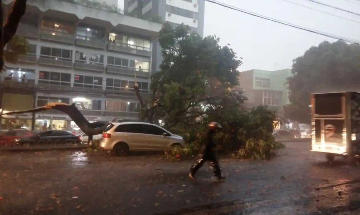 Mulher morre após ser arrastada por enxurrada durante forte chuva em BH