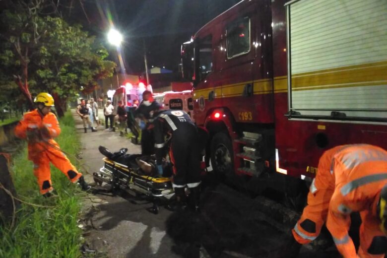 Homem é resgatado após cair em canal de água pluvial durante chuvas em Itabira