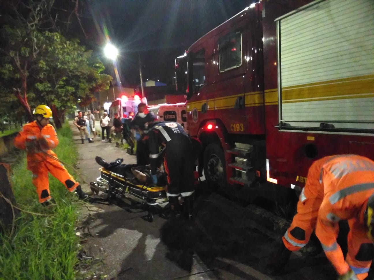 Homem é resgatado após cair em canal de água pluvial durante chuvas em Itabira