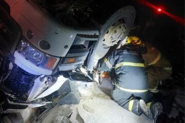 Motorista fica preso às ferragens após caminhão capotar na MG-120