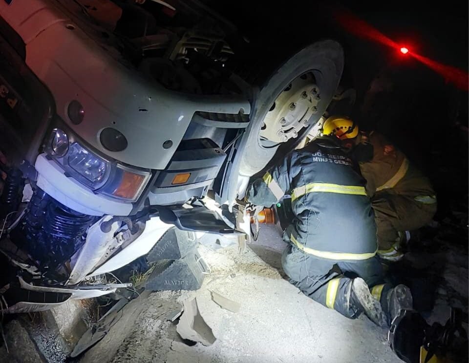 Motorista fica preso às ferragens após caminhão capotar na MG-120