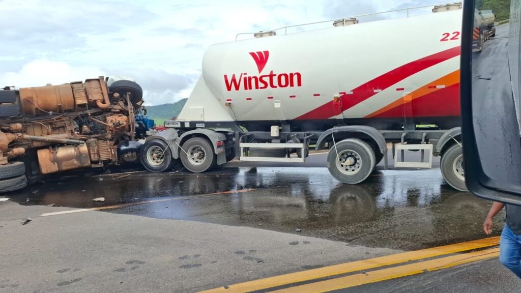 Congestionamento chega a 12 km após acidente e trânsito segue em “pare e siga” na BR-381