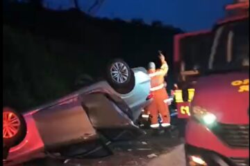 Motorista é resgatado após capotamento na BR-381, em Caeté