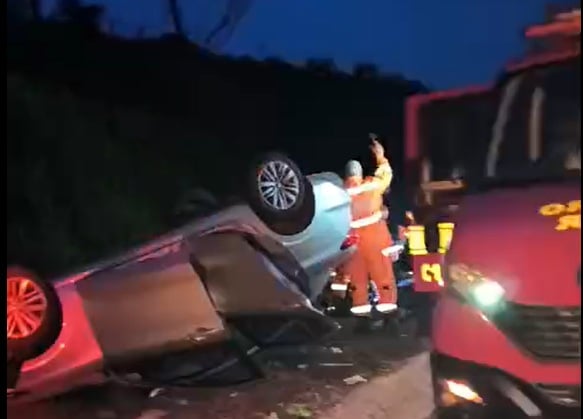 Motorista é resgatado após capotamento na BR-381, em Caeté