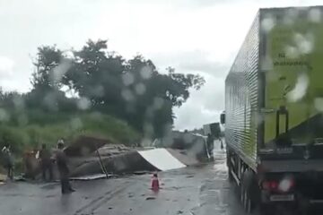 Carreta é destombada, mas carga na pista mantém trânsito em “pare e siga” na BR-381