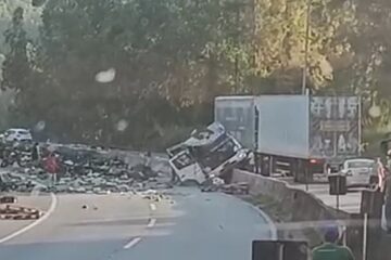 Fernão Dias: caminhão com carga de bananas tomba na BR-381 e provoca congestionamento