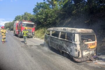 Kombi pega fogo na BR-251 e mobiliza Corpo de Bombeiros