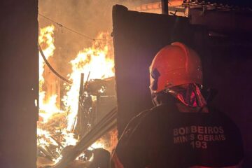 Incêndio em residência em Sete Lagoas mobiliza bombeiros na madrugada e idosa é retirada por populares