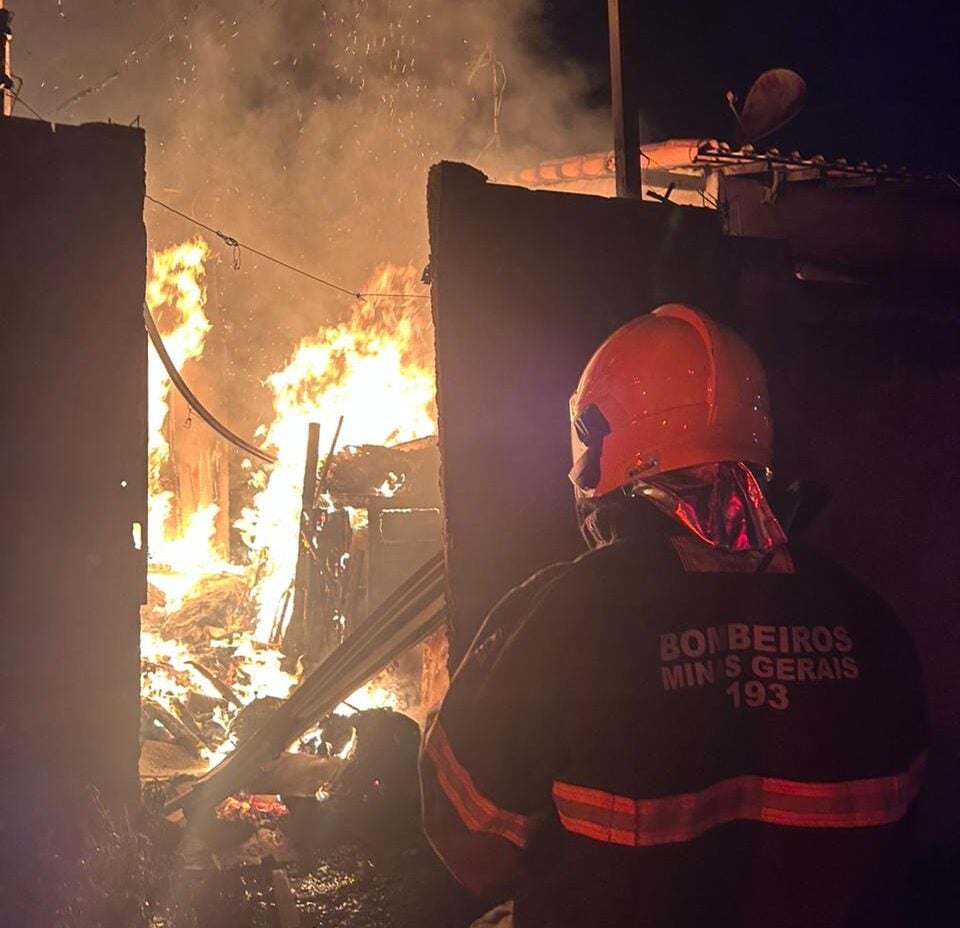 Incêndio em residência em Sete Lagoas mobiliza bombeiros na madrugada e idosa é retirada por populares