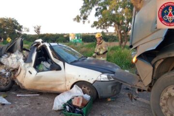 Colisão entre carreta e Fiat Strada mobiliza Bombeiros na BR-251
