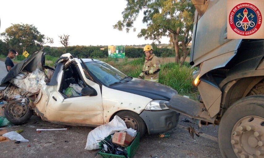 Colisão entre carreta e Fiat Strada mobiliza Bombeiros na BR-251