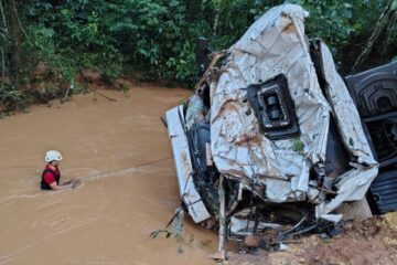 Motorista segue desaparecido após caminhão despencar de ponte na BR-365