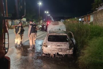 Carro é encontrado em chamas no Anel Rodoviário de BH e bombeiros localizam corpo no interior do veículo