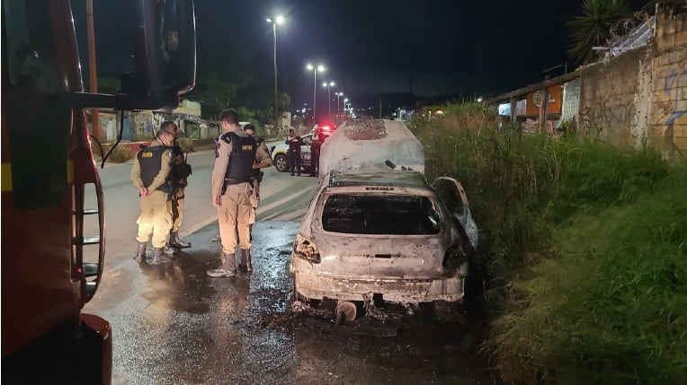 Carro é encontrado em chamas no Anel Rodoviário de BH e bombeiros localizam corpo no interior do veículo