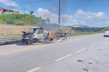 Caminhão é destruído por incêndio na BR 381 em Caeté