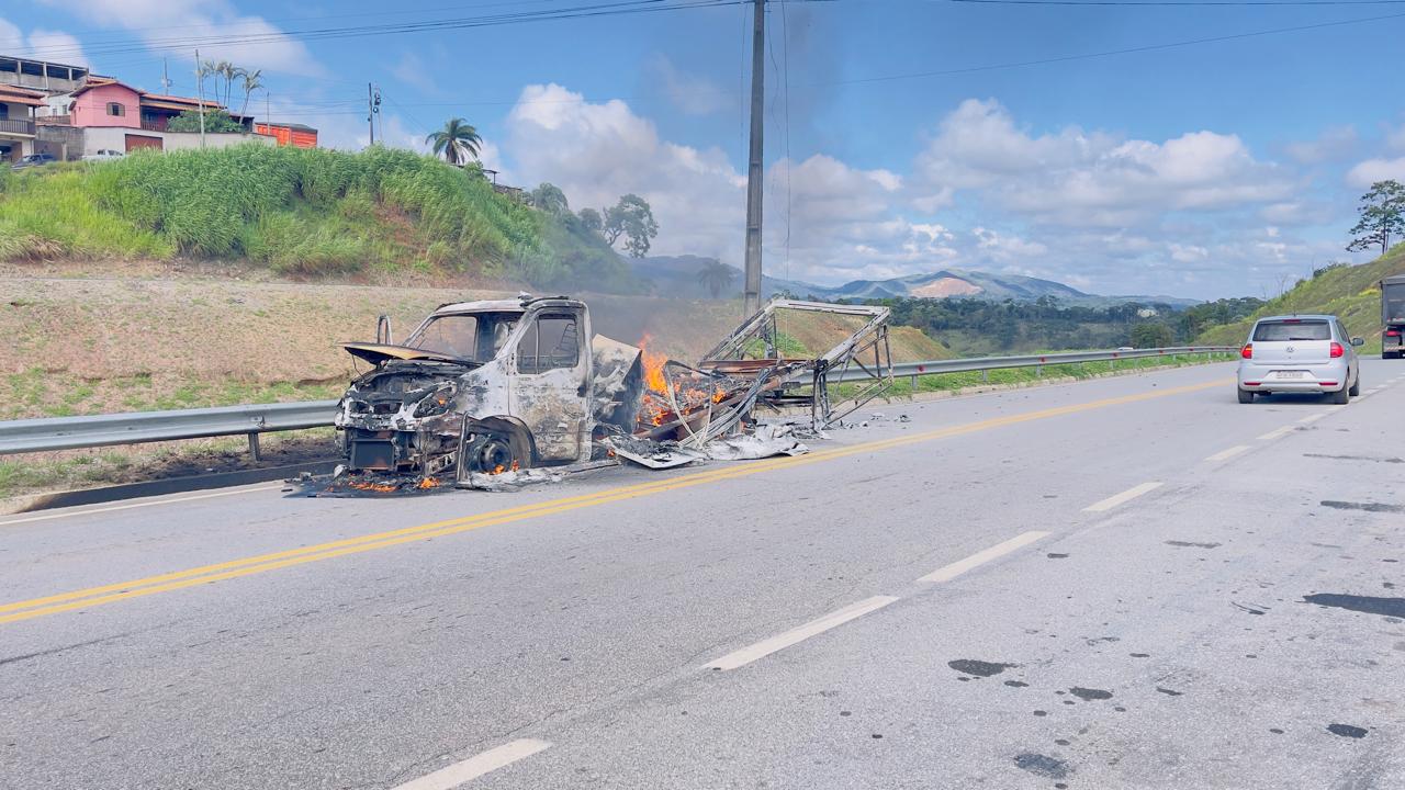 Caminhão é destruído por incêndio na BR 381 em Caeté