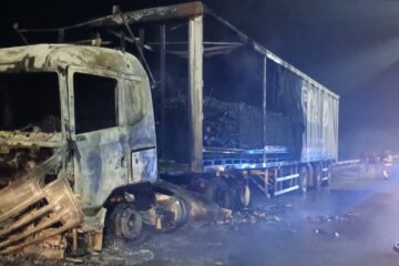 Incêndio destrói cavalo mecânico de caminhão e mobiliza bombeiros na BR-381