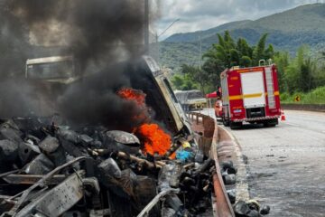 Colisão entre caminhões provoca incêndio e mobiliza bombeiros na BR-381