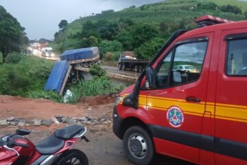 Carreta sai da pista, atinge ponte e cai em rio após acidente na BR-262