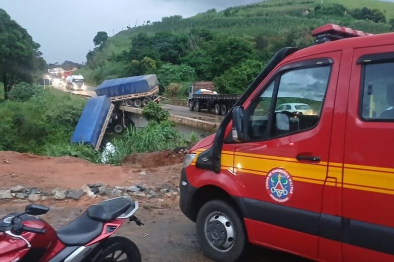Carreta sai da pista, atinge ponte e cai em rio após acidente na BR-262