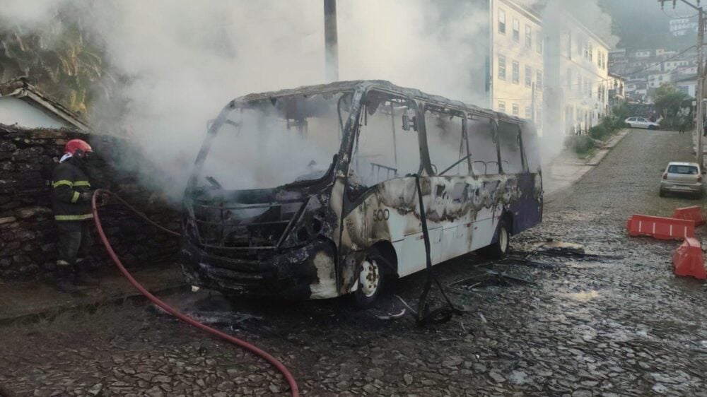 Ônibus pega fogo ao lado de igreja histórica em Ouro Preto e mobiliza bombeiros