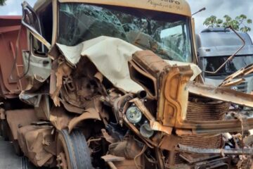 Engavetamento entre três caminhões deixa motorista ferido na BR-381, em São Gonçalo do Rio Abaixo