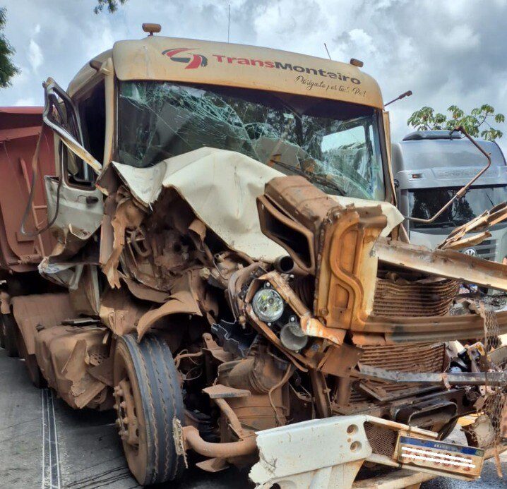 Engavetamento entre três caminhões deixa motorista ferido na BR-381, em São Gonçalo do Rio Abaixo