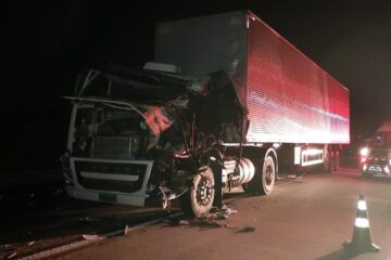 Motorista sofre amputação após acidente entre carreta e caminhão na BR-381