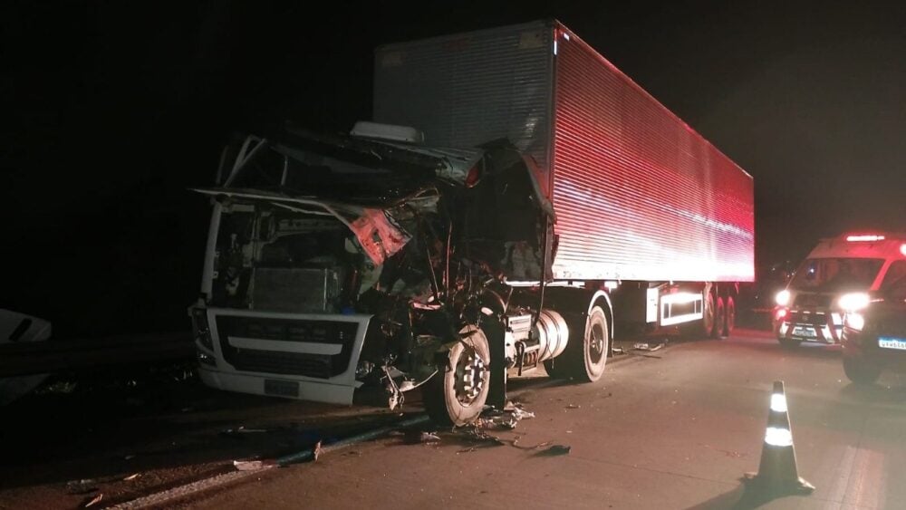 Motorista sofre amputação após acidente entre carreta e caminhão na BR-381