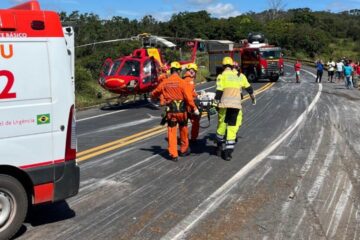 Carreta tomba, atinge veículos e deixa dois mortos e oito feridos na BR-251