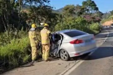 Homem morre preso às ferragens após colisão entre carro e caminhão na BR-262