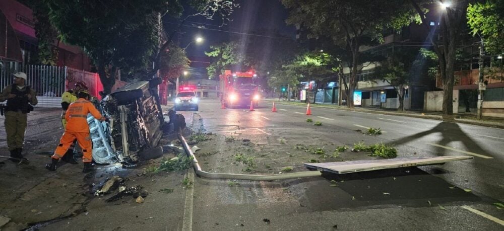 Motorista abandona carro após capotamento e colisão com placa na avenida Álvares Cabral, em BH