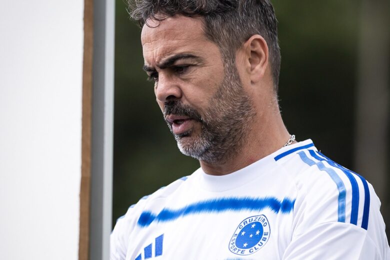 Sob pressão por reação no Brasileirão, Cruzeiro estreia Artur Jorge contra o Vitória; Rádio Caraça transmite o jogo